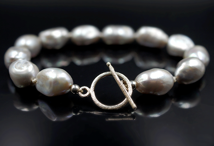 Bransoletka ze srebrnych pereł z gatunku Barock