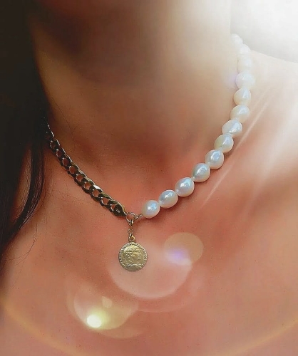 Choker z białych pereł Baroque z łańcuchem i monetą