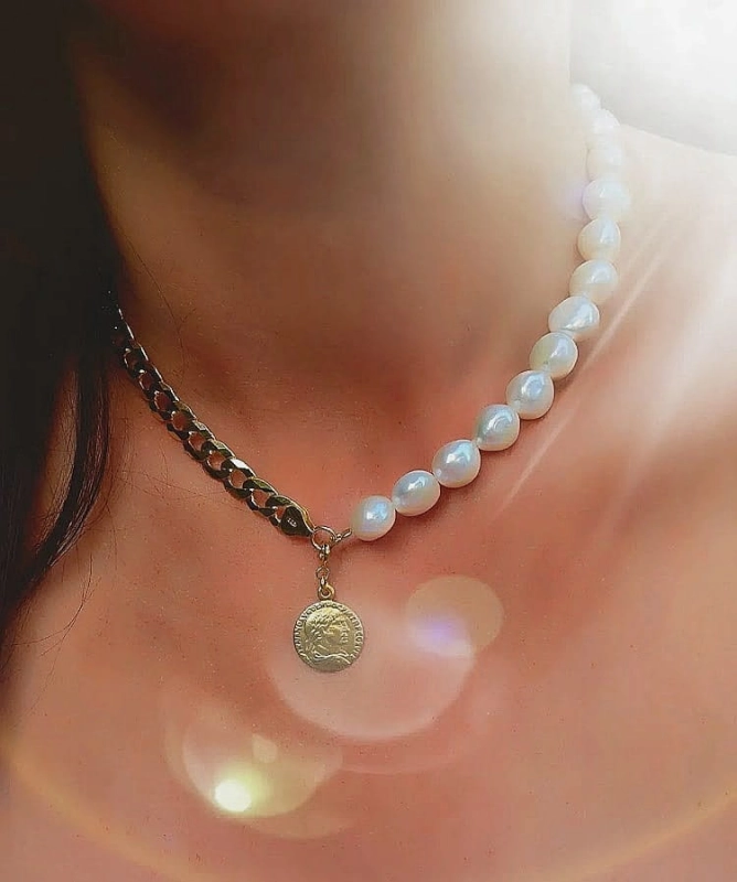 Choker z białych pereł Baroque z łańcuchem i monetą