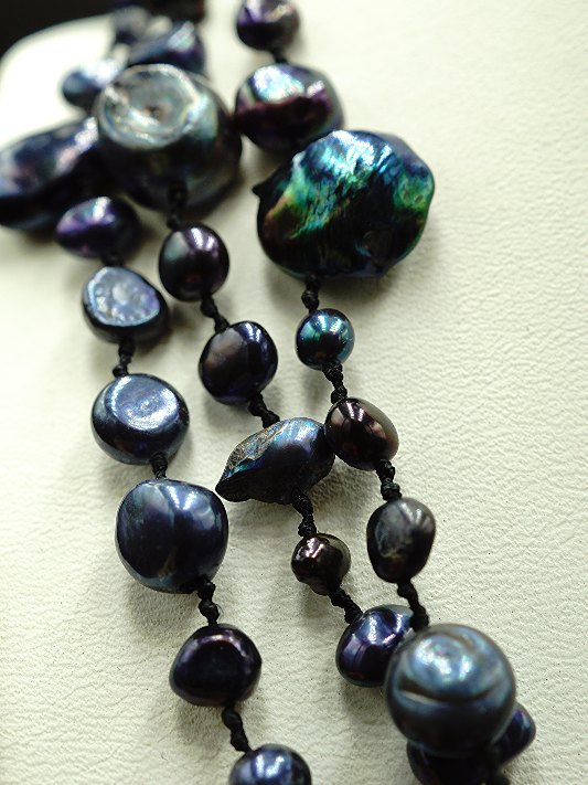 Długi naszyjnik z granatowych pereł