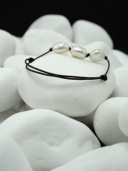 Rockowa bransoletka z perłami na czarnym rzemieniu