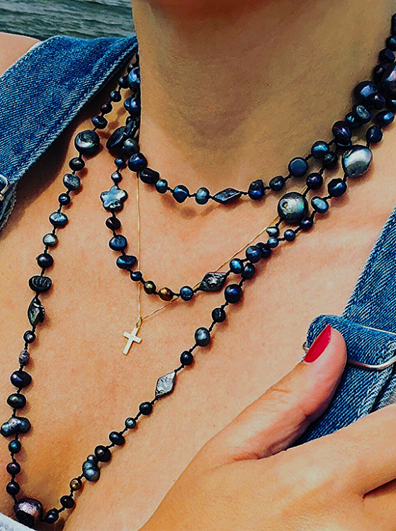 Długi naszyjnik z granatowych pereł