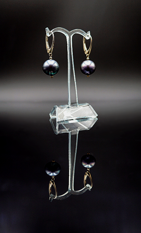 Kolczyki z granatowych pereł z gatunku Round