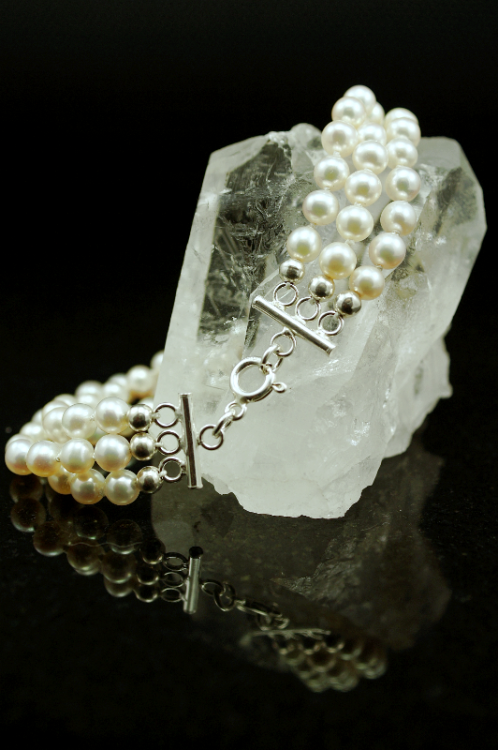 Potrójna bransoletka z białych pereł z gatunku Round