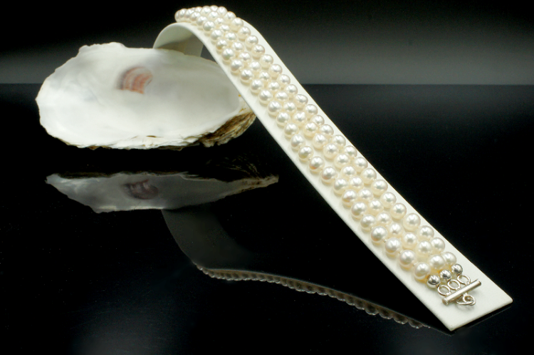 Potrójna bransoletka z białych pereł z gatunku Round