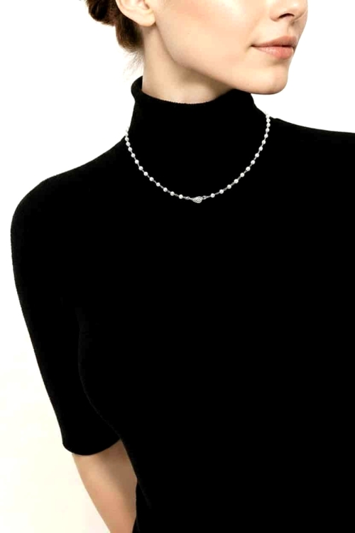 Choker z białych perełek