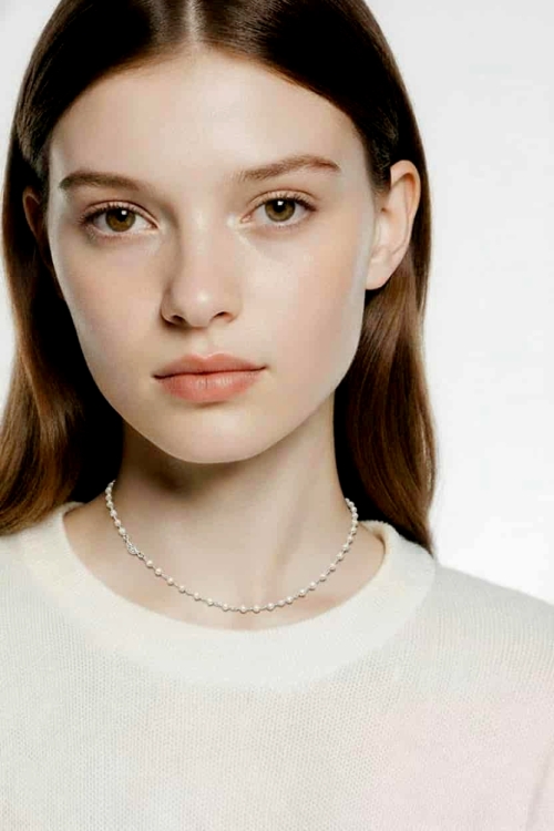 Choker z białych perełek