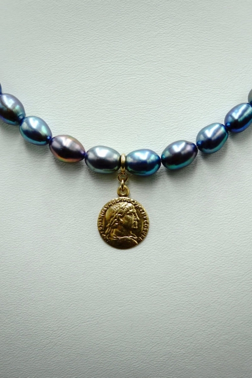 Choker z szafirowych pereł z Rzymską monetą