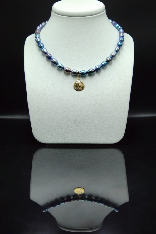 Choker z szafirowych pereł z Rzymską monetą