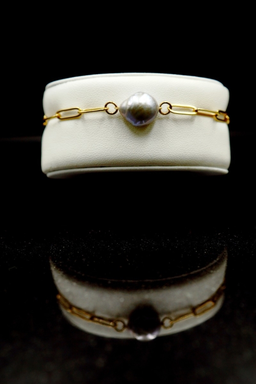 Bransoletka ze srebrną perłą na złotym łańcuszku