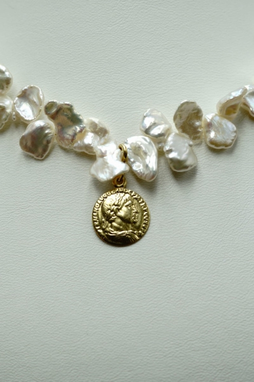 Choker z pereł Keshi z Rzymską monetą na szczęście