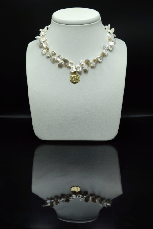 Choker z pereł z gatunku Keshi z Rzymską monetą na szczęście