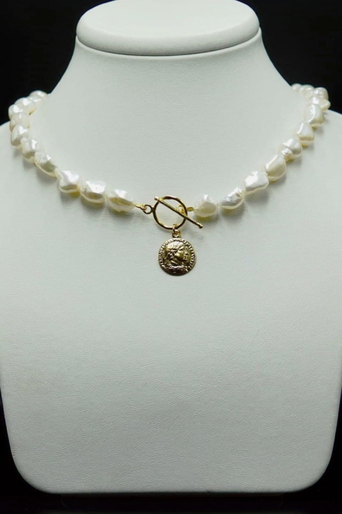 Choker z białych pereł Barock z pozłacaną monetą