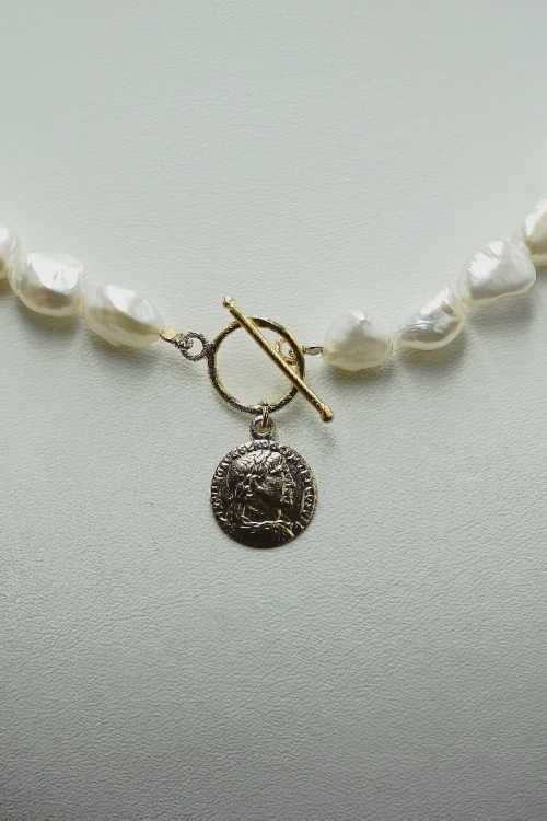 Choker z białych pereł Barock z pozłacaną monetą