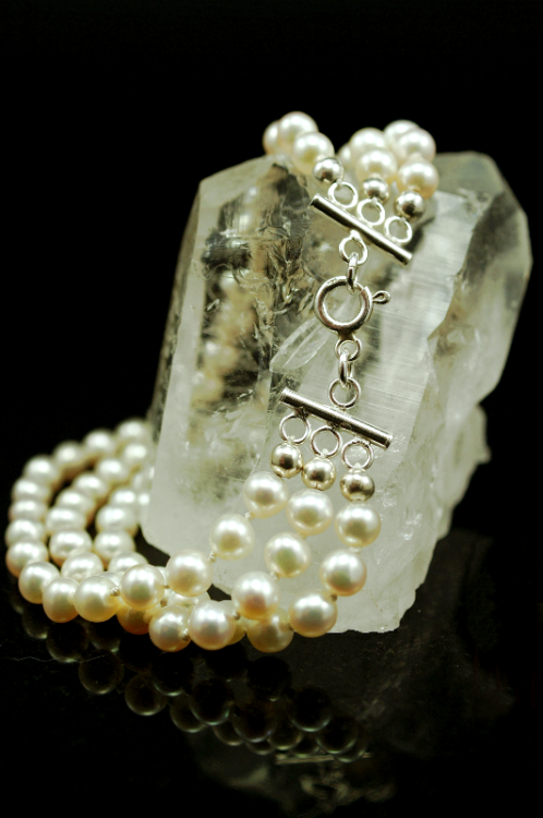 Potrójna bransoletka z białych pereł z gatunku Round