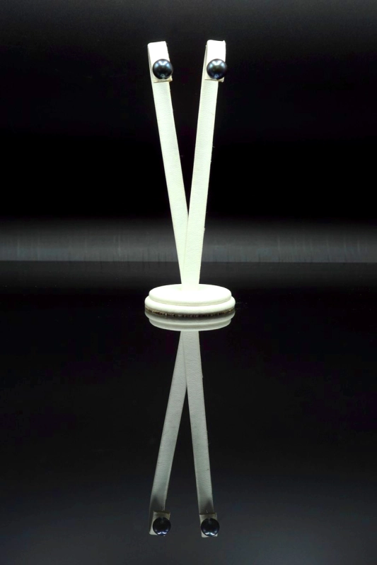 Kolczyki z granatowych pereł na sztyft