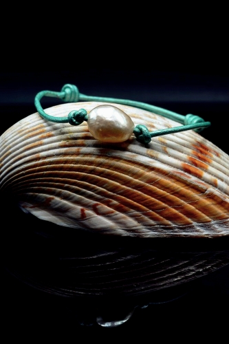 Rockowa bransoletka z różową perłą na rzemieniu