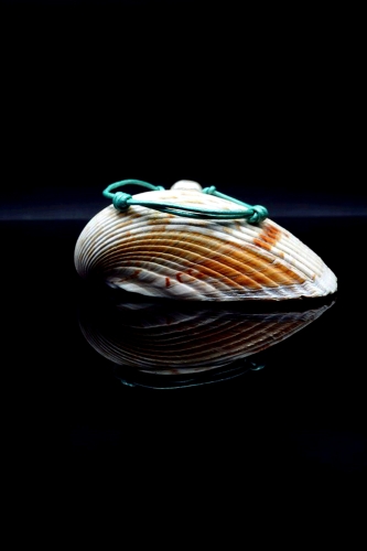 Rockowa bransoletka z różową perłą na rzemieniu