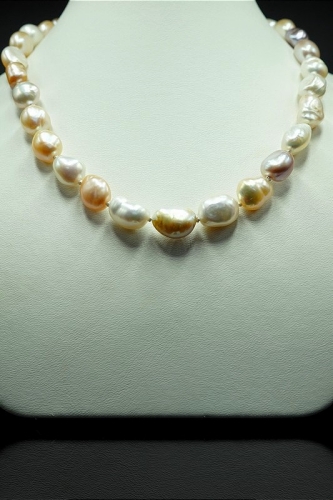 Naszyjnik z wielkich pereł z gatunku Barock