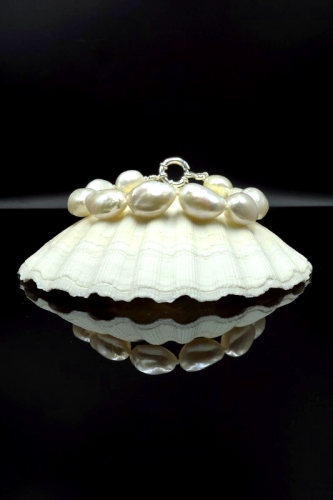 Bransoletka z wielkich, białych pereł z gatunku Barock