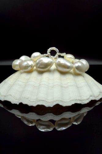 Bransoletka z wielkich, białych pereł z gatunku Barock