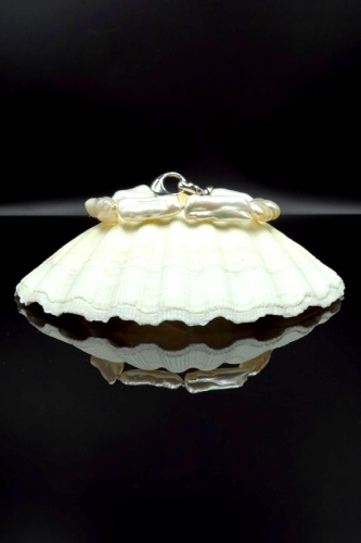 Bransoletka z białych pereł z gatunku Biwa