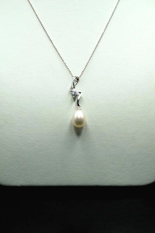 Zawieszka z białej perły Rice z cyrkonią
