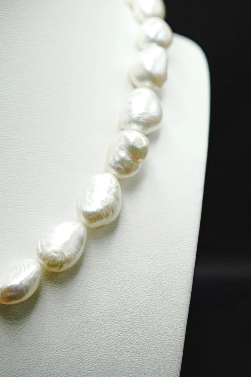 Choker z wielkich białych pereł Baroque z łańcuchem