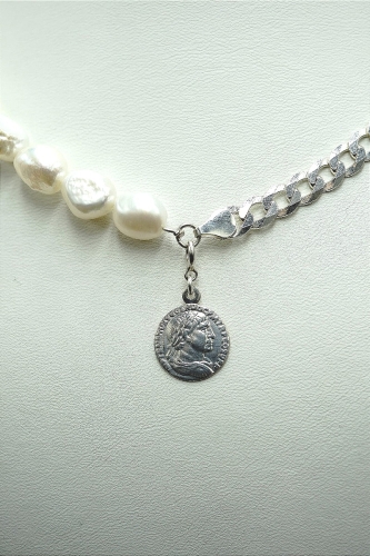 Choker z białych pereł Barock z łańcuchem i monetą