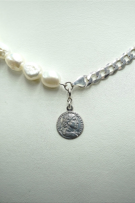 Choker z białych pereł Barock z łańcuchem i monetą