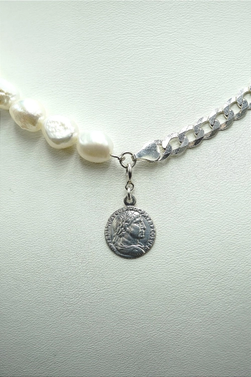 Choker z białych pereł Barock z łańcuchem i monetą