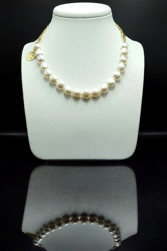 Choker z białych pereł Baroque z łańcuchem i monetą