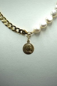 Choker z białych pereł Baroque z łańcuchem i monetą