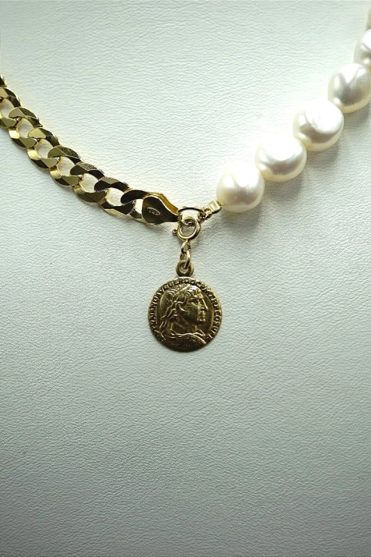 Choker z białych pereł Baroque z łańcuchem i monetą