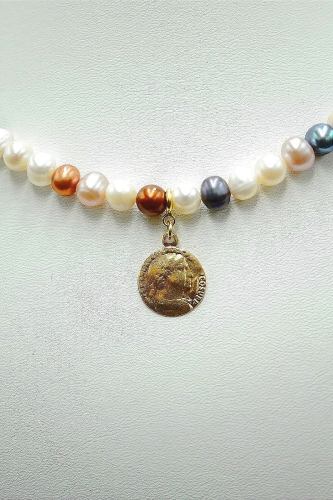 Choker z kolorowych pereł z Rzymską monetą
