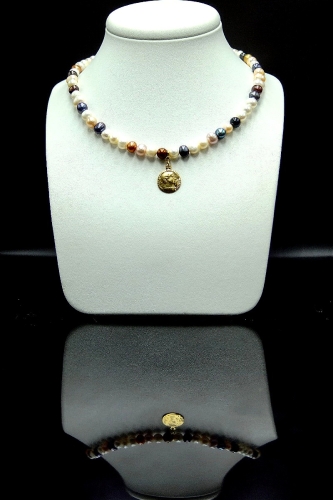 Choker z kolorowych pereł z Rzymską monetą