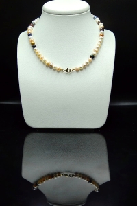 Choker z kolorowych pereł z Rzymską monetą