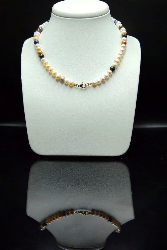 Choker z kolorowych pereł z Rzymską monetą