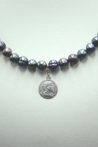 Choker z granatowych pereł z Rzymską monetą
