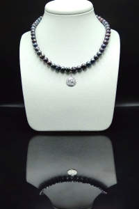 Choker z granatowych pereł z Rzymską monetą