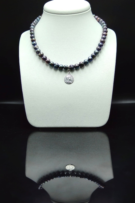 Choker z granatowych pereł z Rzymską monetą