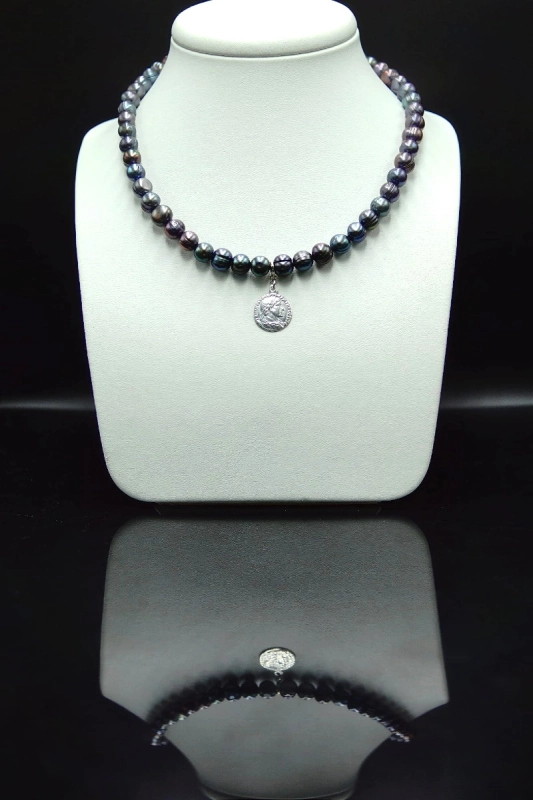 Choker z granatowych pereł z Rzymską monetą