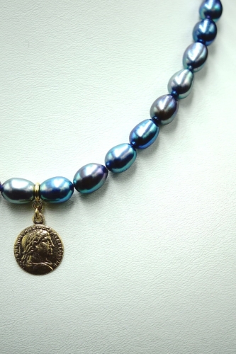 Choker z szafirowych pereł z Rzymską monetą