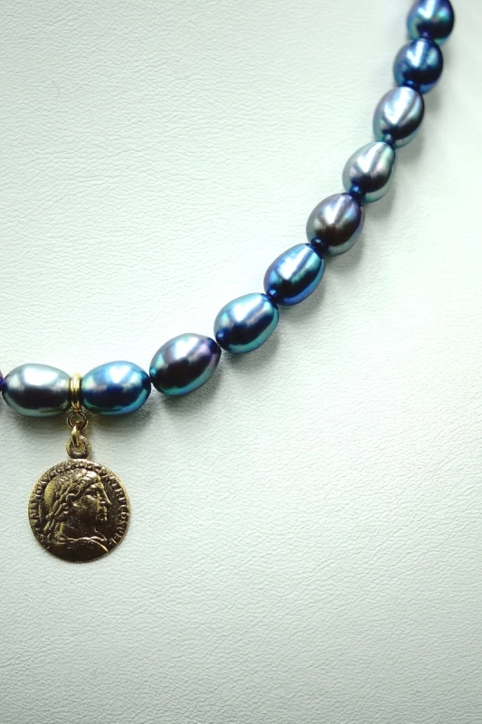 Choker z szafirowych pereł z Rzymską monetą