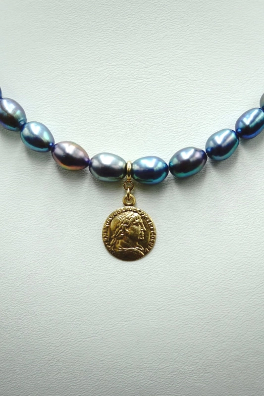 Choker z szafirowych pereł z Rzymską monetą