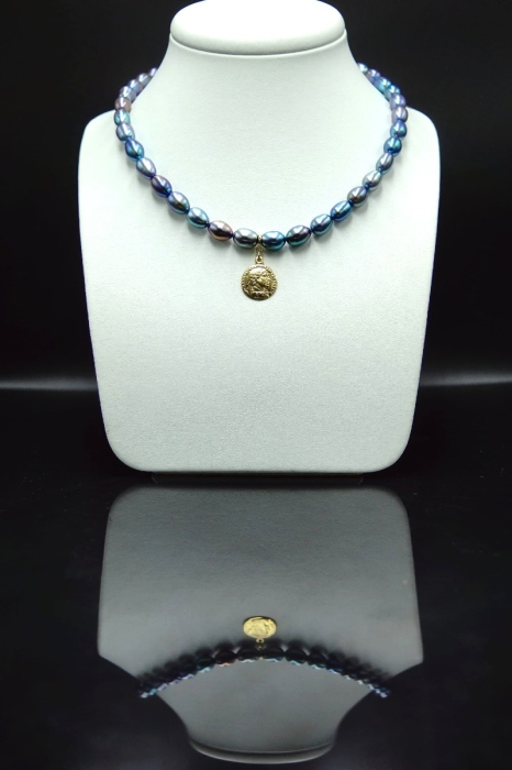 Choker z szafirowych pereł z Rzymską monetą