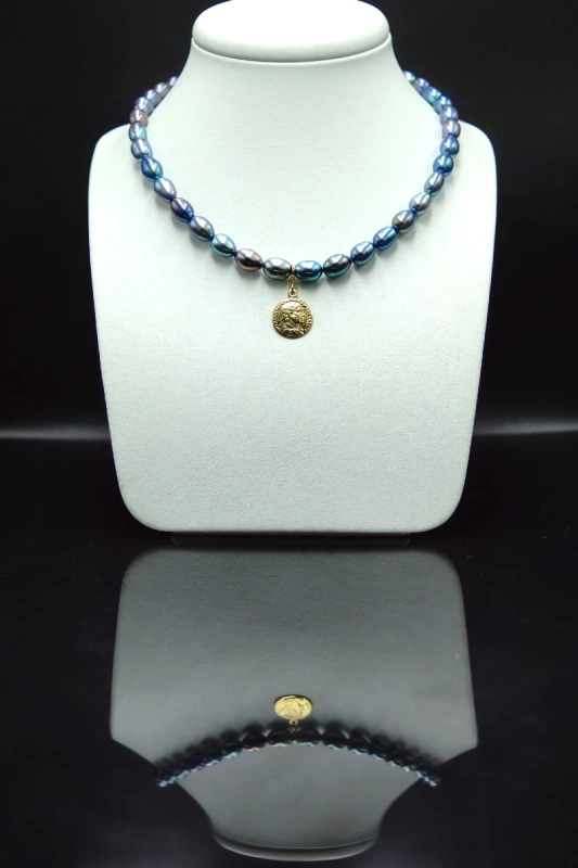 Choker z szafirowych pereł z Rzymską monetą