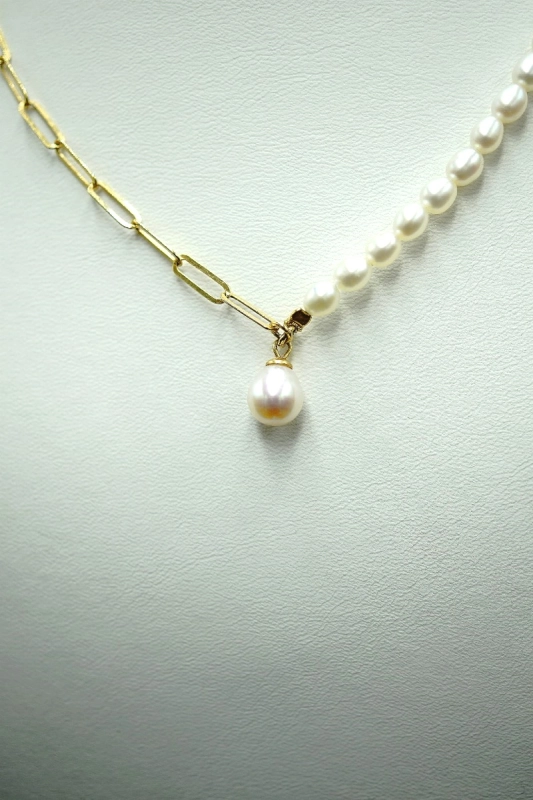 Choker z perłami i złotym łańcuszkiem