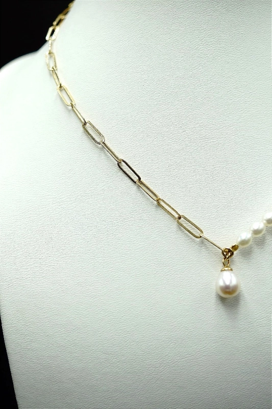 Choker z perłami i złotym łańcuszkiem