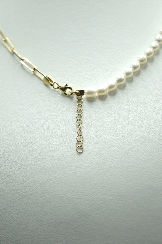 Choker z perłami i złotym łańcuszkiem